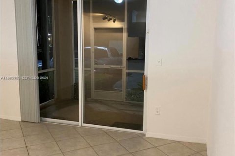 Condo in West Palm Beach, Florida, 1 bedroom  № 2042021 - photo 3