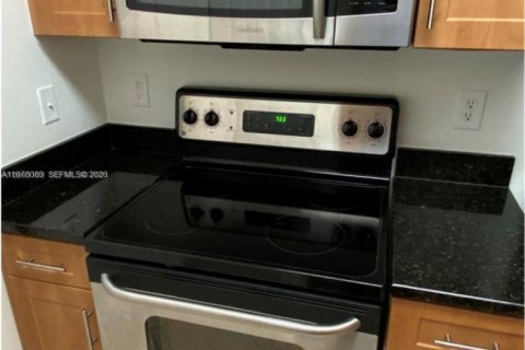 Condo in West Palm Beach, Florida, 1 bedroom  № 2042021 - photo 13