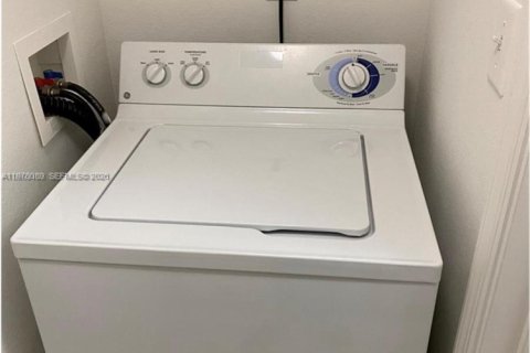 Condo in West Palm Beach, Florida, 1 bedroom  № 2042021 - photo 16