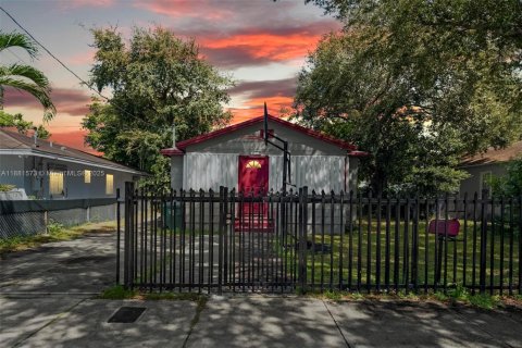 House in Miami, Florida 3 bedrooms, 104.24 sq.m. № 1943554 - photo 1