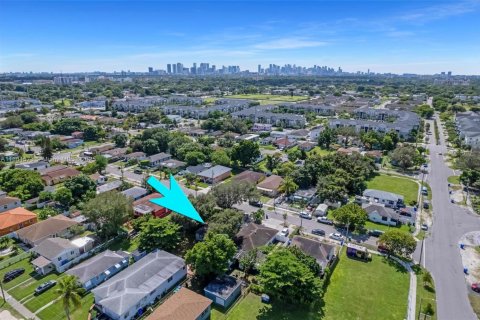 House in Miami, Florida 3 bedrooms, 104.24 sq.m. № 1943554 - photo 3