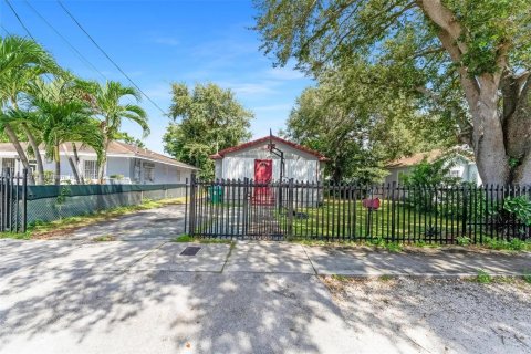 House in Miami, Florida 3 bedrooms, 104.24 sq.m. № 1943554 - photo 13