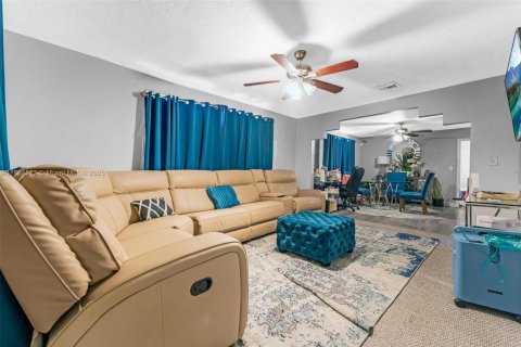 House in Miami, Florida 3 bedrooms, 104.24 sq.m. № 1943554 - photo 10