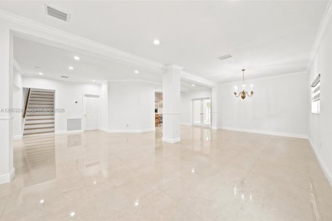 House in Sunny Isles Beach, Florida 5 bedrooms, 309.36 sq.m. № 2186188 - photo 11