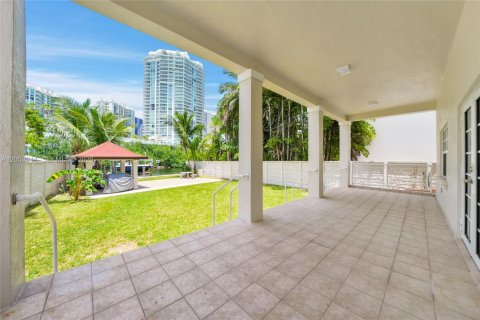 House in Sunny Isles Beach, Florida 5 bedrooms, 309.36 sq.m. № 2186188 - photo 29