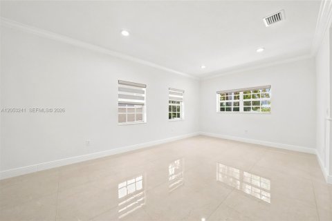 House in Sunny Isles Beach, Florida 5 bedrooms, 309.36 sq.m. № 2186188 - photo 10