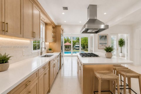 House in Sunny Isles Beach, Florida 5 bedrooms, 309.36 sq.m. № 2186188 - photo 16