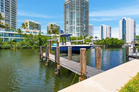 House in Sunny Isles Beach, Florida 5 bedrooms, 309.36 sq.m. № 2186188 - photo 30