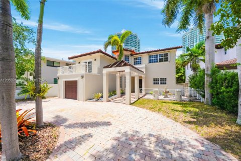 Villa ou maison à Sunny Isles Beach, Floride 5 chambres, 309.36 m2 № 2186188