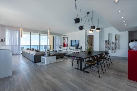 Copropriété à louer à Sunny Isles Beach, Floride: 3 chambres, 428.19 m2 № 1985324 - photo 1