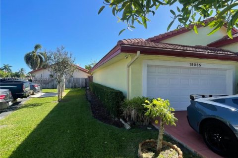Casa en venta en Hialeah, Florida, 3 dormitorios, 147.34 m2 № 1968604 - foto 3