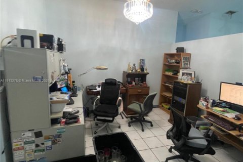 Casa en venta en Hialeah, Florida, 3 dormitorios, 147.34 m2 № 1968604 - foto 10