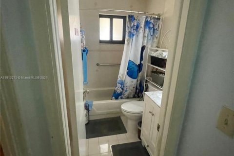 Casa en venta en Hialeah, Florida, 3 dormitorios, 147.34 m2 № 1968604 - foto 1