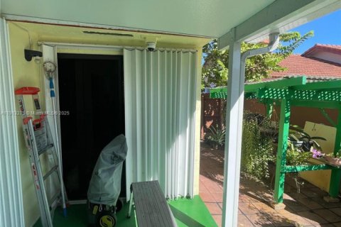 Casa en venta en Hialeah, Florida, 3 dormitorios, 147.34 m2 № 1968604 - foto 11