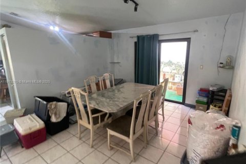Casa en venta en Hialeah, Florida, 3 dormitorios, 147.34 m2 № 1968604 - foto 9