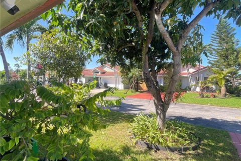Casa en venta en Hialeah, Florida, 3 dormitorios, 147.34 m2 № 1968604 - foto 4