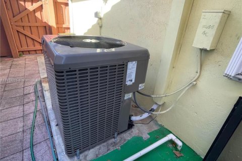 Casa en venta en Hialeah, Florida, 3 dormitorios, 147.34 m2 № 1968604 - foto 13