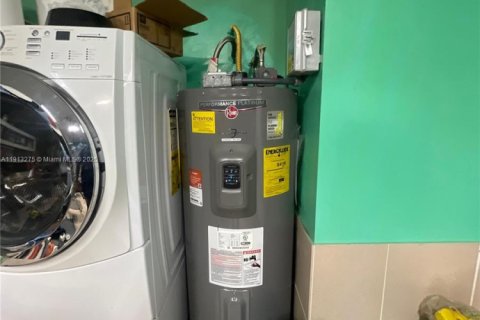 Casa en venta en Hialeah, Florida, 3 dormitorios, 147.34 m2 № 1968604 - foto 8