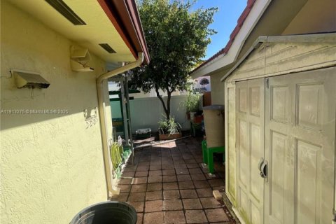 Casa en venta en Hialeah, Florida, 3 dormitorios, 147.34 m2 № 1968604 - foto 5