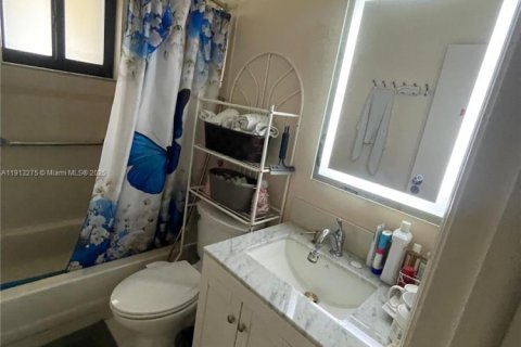 Casa en venta en Hialeah, Florida, 3 dormitorios, 147.34 m2 № 1968604 - foto 7