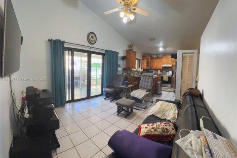 Casa en venta en Hialeah, Florida, 3 dormitorios, 147.34 m2 № 1968604 - foto 14