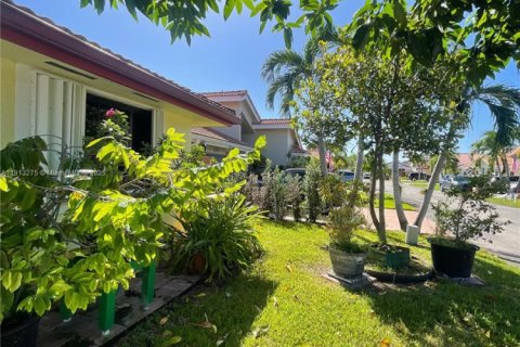 Casa en venta en Hialeah, Florida, 3 dormitorios, 147.34 m2 № 1968604 - foto 2