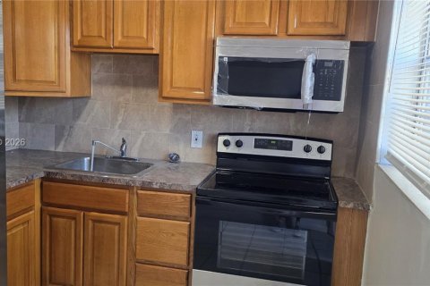 Commercial property in Hallandale Beach, Florida 134.52 sq.m. № 2056220 - photo 8