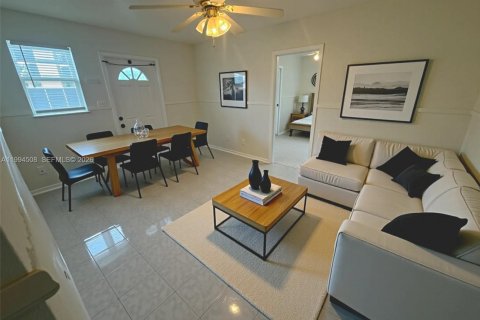 Commercial property in Hallandale Beach, Florida 134.52 sq.m. № 2056220 - photo 2