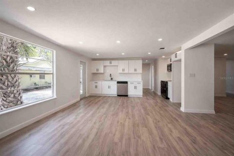 House in Crystal River, Florida 5 bedrooms, 222.97 sq.m. № 2115811 - photo 5