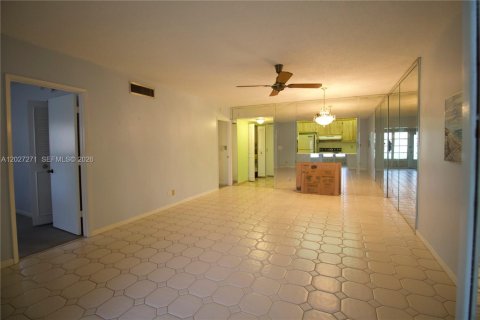 Condo in Margate, Florida, 2 bedrooms  № 2154009 - photo 15