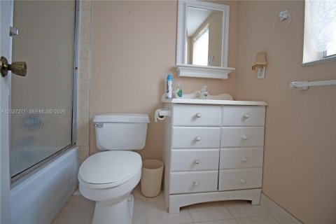 Condo in Margate, Florida, 2 bedrooms  № 2154009 - photo 9