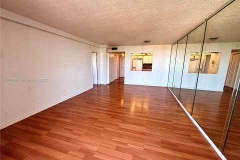 Condominio en alquiler en North Miami, Florida, 1 dormitorio, 68.75 m2 № 1926410 - foto 18