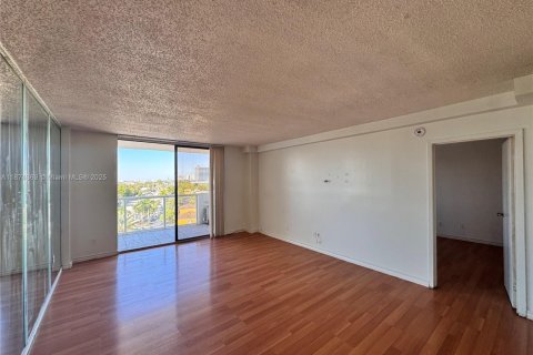 Condominio en alquiler en North Miami, Florida, 1 dormitorio, 68.75 m2 № 1926410 - foto 23