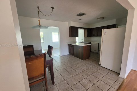 House in Sebring, Florida 2 bedrooms, 109.81 sq.m. № 2185521 - photo 16