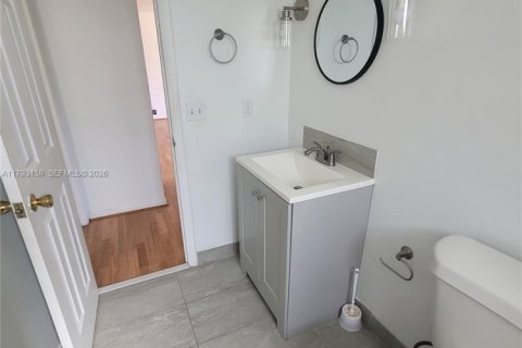 House in Sebring, Florida 2 bedrooms, 109.81 sq.m. № 2185521 - photo 30