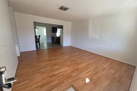House in Sebring, Florida 2 bedrooms, 109.81 sq.m. № 2185521 - photo 13