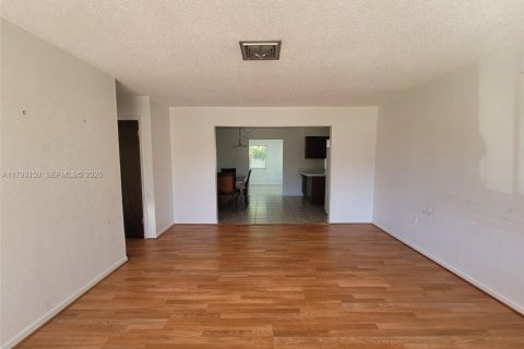 House in Sebring, Florida 2 bedrooms, 109.81 sq.m. № 2185521 - photo 14