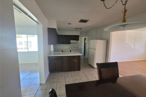 House in Sebring, Florida 2 bedrooms, 109.81 sq.m. № 2185521 - photo 19