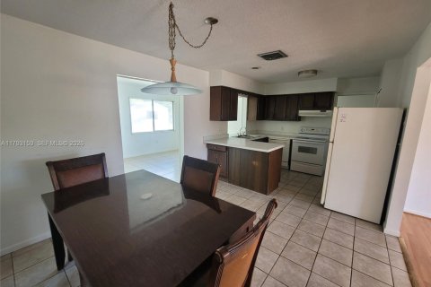 House in Sebring, Florida 2 bedrooms, 109.81 sq.m. № 2185521 - photo 18