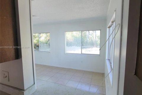 House in Sebring, Florida 2 bedrooms, 109.81 sq.m. № 2185521 - photo 21