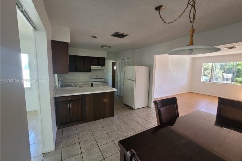 House in Sebring, Florida 2 bedrooms, 109.81 sq.m. № 2185521 - photo 17