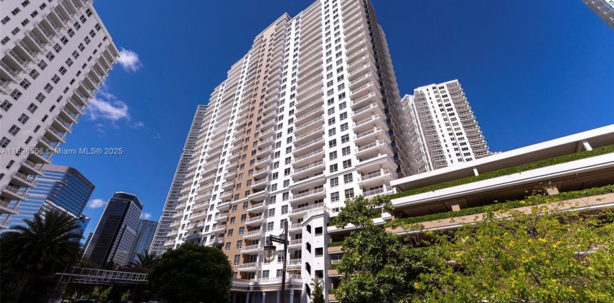 Кондоминиум с 2 спальнями в Майами, Флорида № 1954187