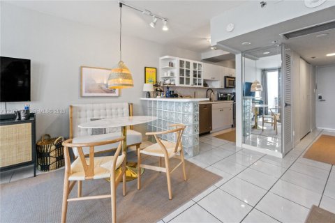 Copropriété à louer à Miami Beach, Floride: 49.24 m2 № 2319970 - photo 2