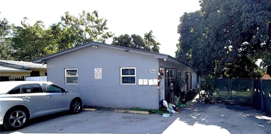 Propiedad comercial en Opa-locka, Florida № 1999684