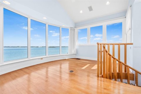 House in Clearwater, Florida 4 bedrooms, 394.28 sq.m. № 1546548 - photo 30