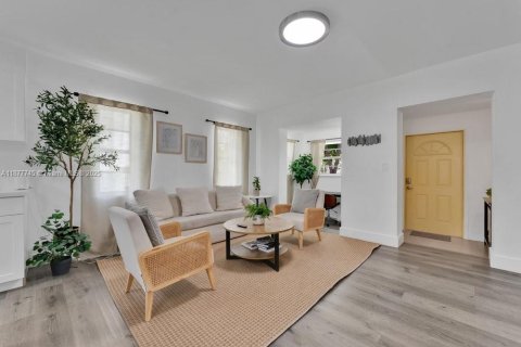 House in Miami, Florida 3 bedrooms, 109.44 sq.m. № 2013949 - photo 5