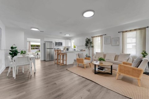 House in Miami, Florida 3 bedrooms, 109.44 sq.m. № 2013949 - photo 3