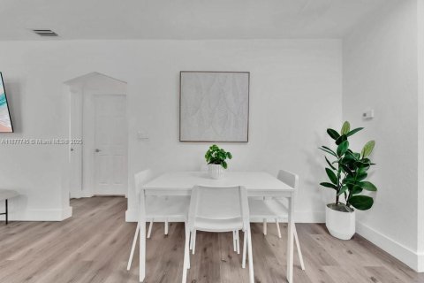 House in Miami, Florida 3 bedrooms, 109.44 sq.m. № 2013949 - photo 8