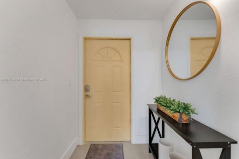 House in Miami, Florida 3 bedrooms, 109.44 sq.m. № 2013949 - photo 2