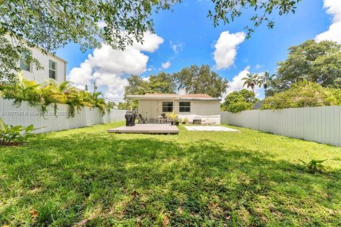 House in Miami, Florida 3 bedrooms, 109.44 sq.m. № 2013949 - photo 23